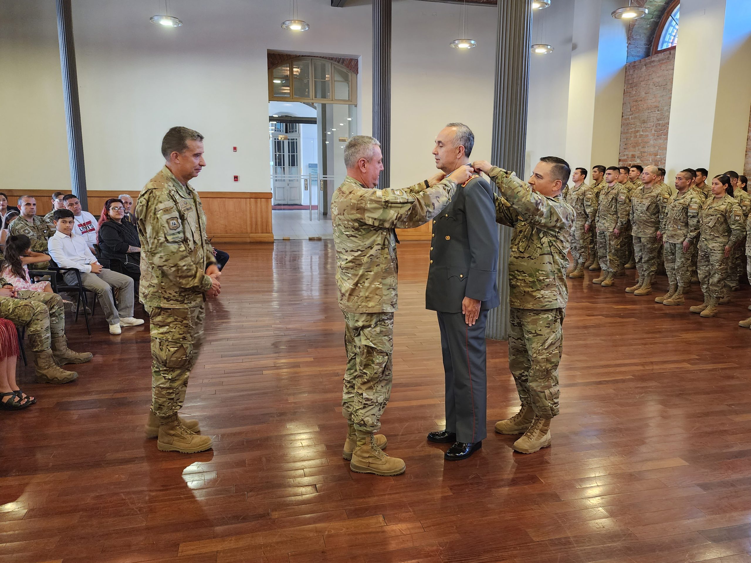 DIRECTOR DEL HMS RECIBE MEDALLA DE 30 AÑOS DE SERVICIO - Hospital ...